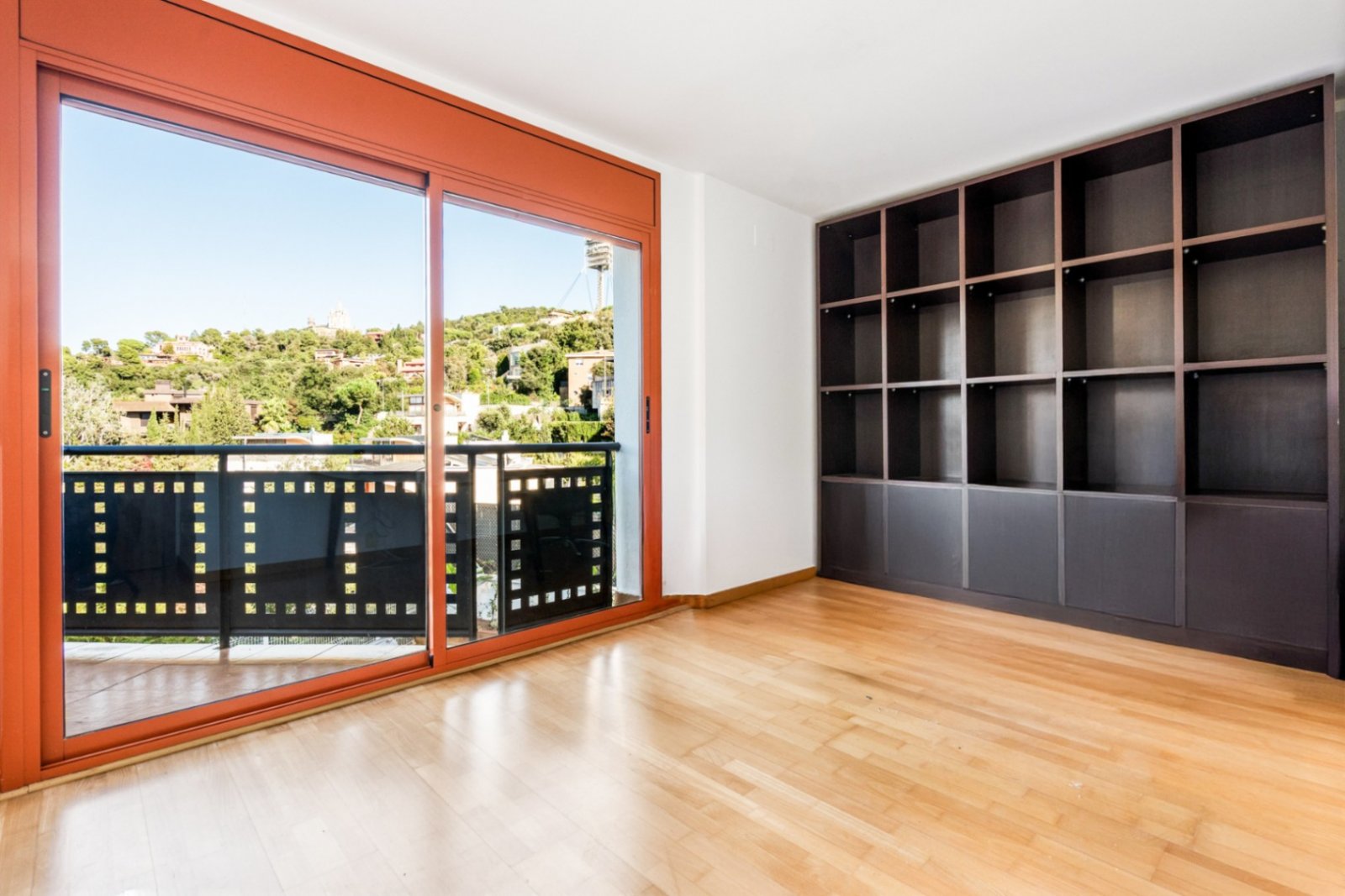 Villa Heidi ist eine charmante und moderne Residenz, die sich in Vallvidrera, einem der grünsten und ruhigsten Viertel Barcelonas, befindet. Vall