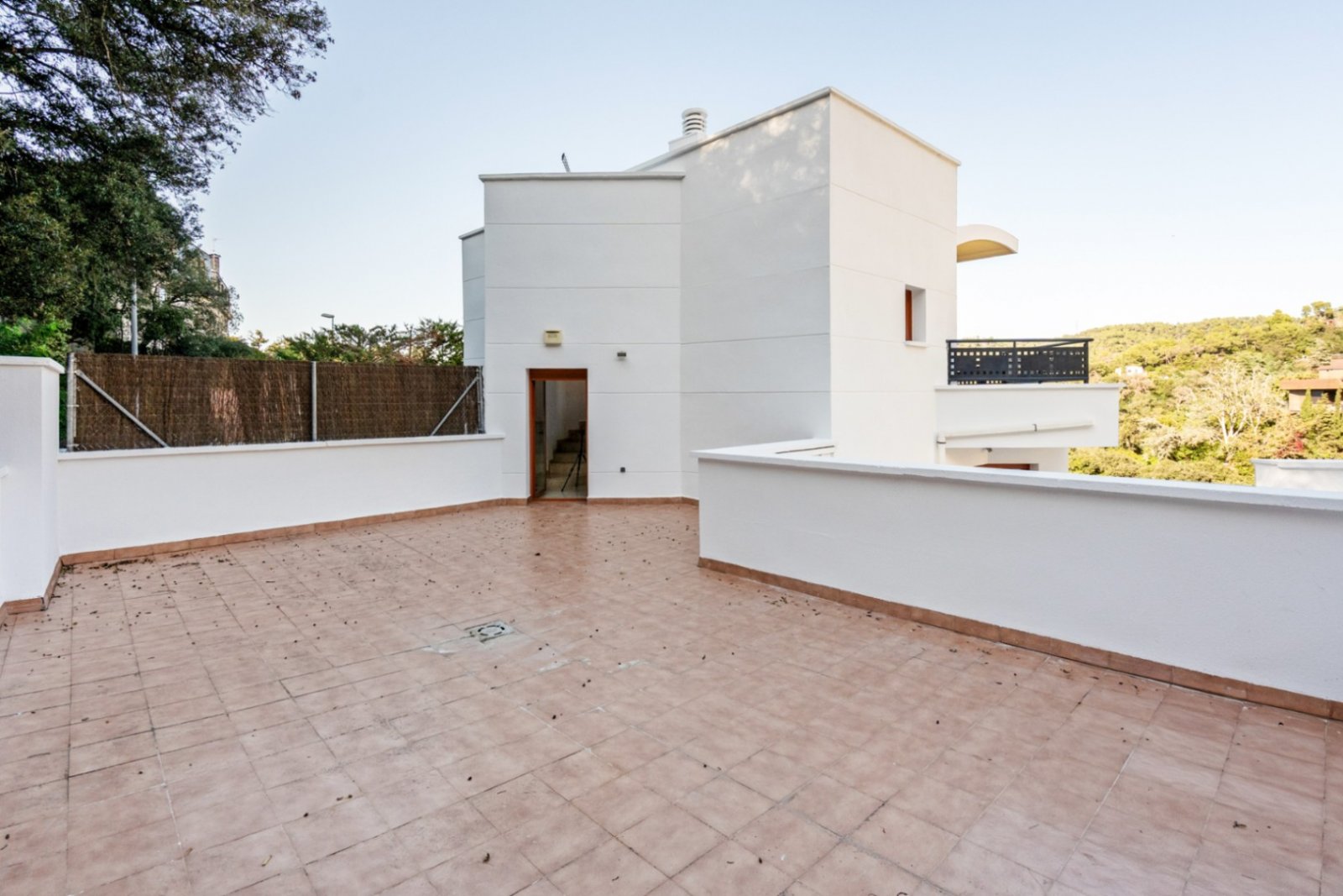 Villa Heidi ist eine charmante und moderne Residenz, die sich in Vallvidrera, einem der grünsten und ruhigsten Viertel Barcelonas, befindet. Vall