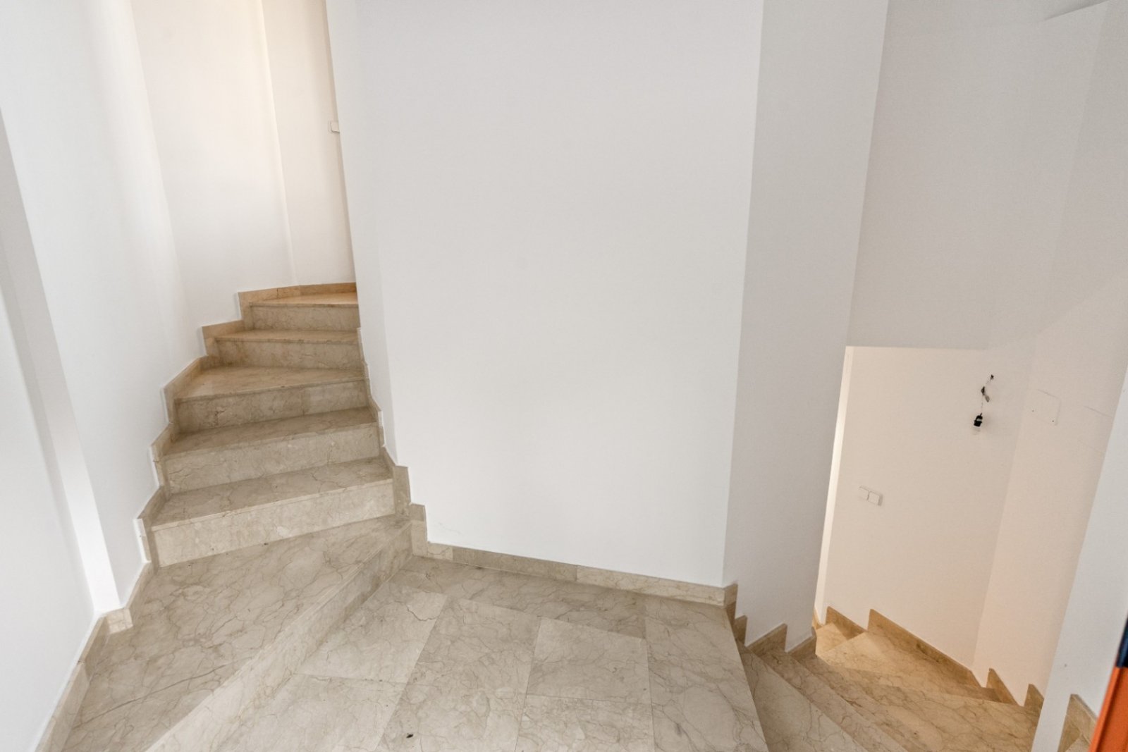 Villa Heidi ist eine charmante und moderne Residenz, die sich in Vallvidrera, einem der grünsten und ruhigsten Viertel Barcelonas, befindet. Vall
