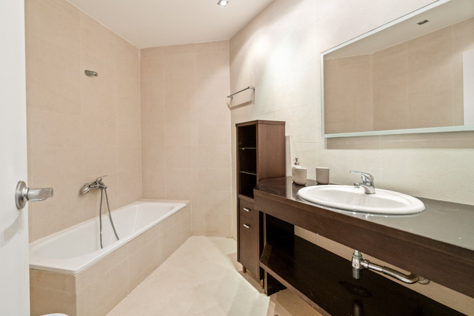 Villa Heidi ist eine charmante und moderne Residenz, die sich in Vallvidrera, einem der grünsten und ruhigsten Viertel Barcelonas, befindet. Vall