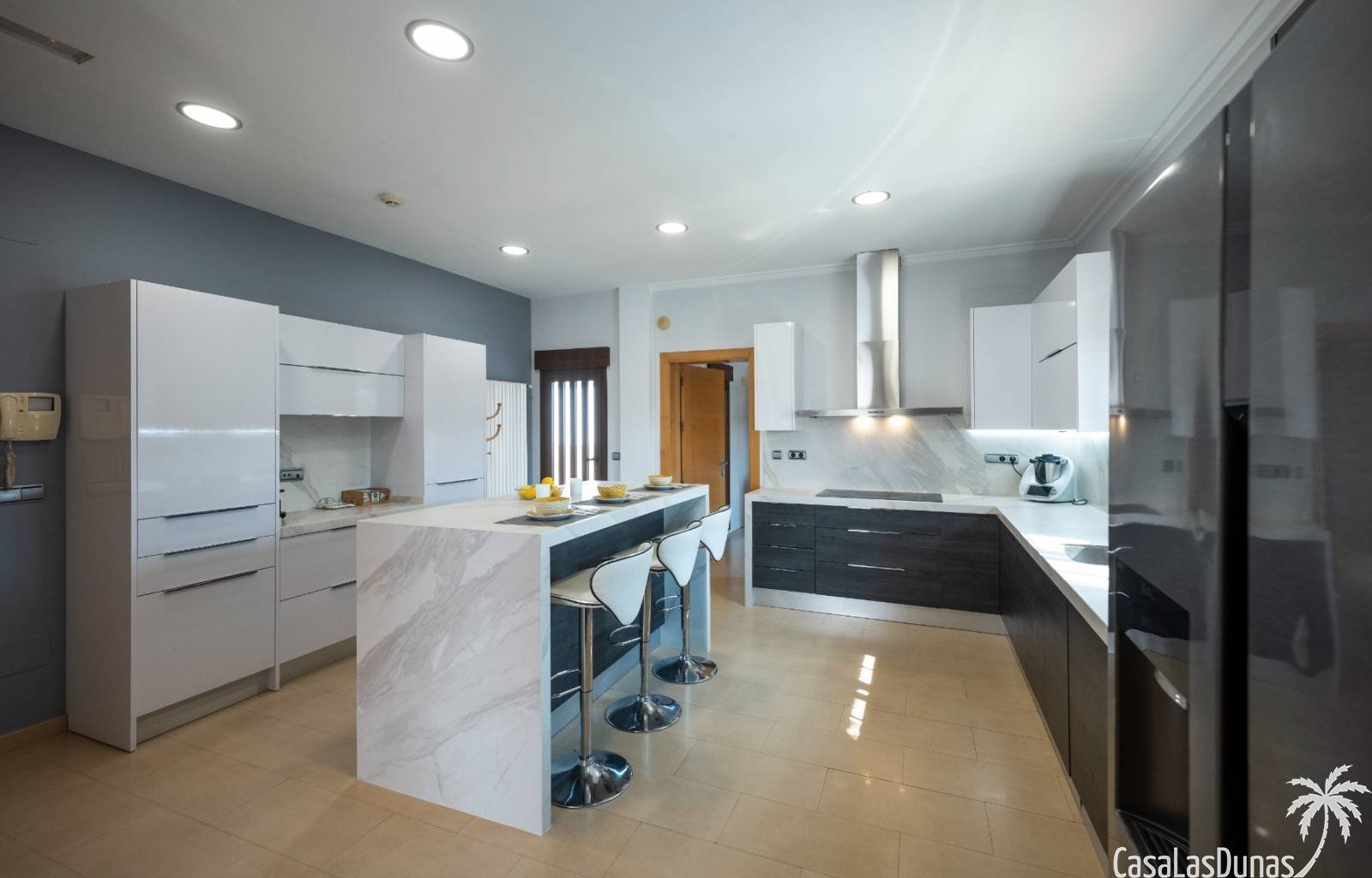 Suchen Sie Ruhe und gleichzeitig alle Annehmlichkeiten, um ein luxuriöses Leben zu führen? Dann ist diese Luxusvilla das Haus, von dem Sie schon imme