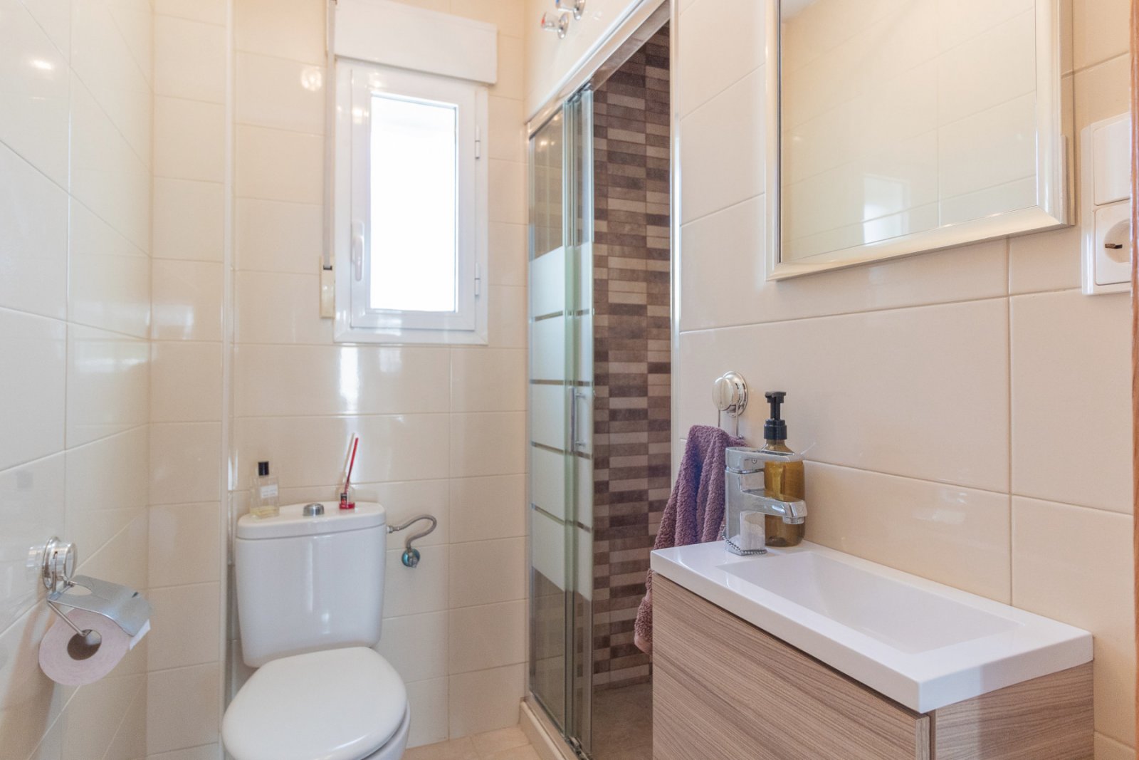 Super sonniges Reihenhaus mit zwei Ausrichtungen, gelegen in einer ruhigen und friedlichen Wohnanlage in Lomas de Cabo Roig. Die Immobilie umfasst 2