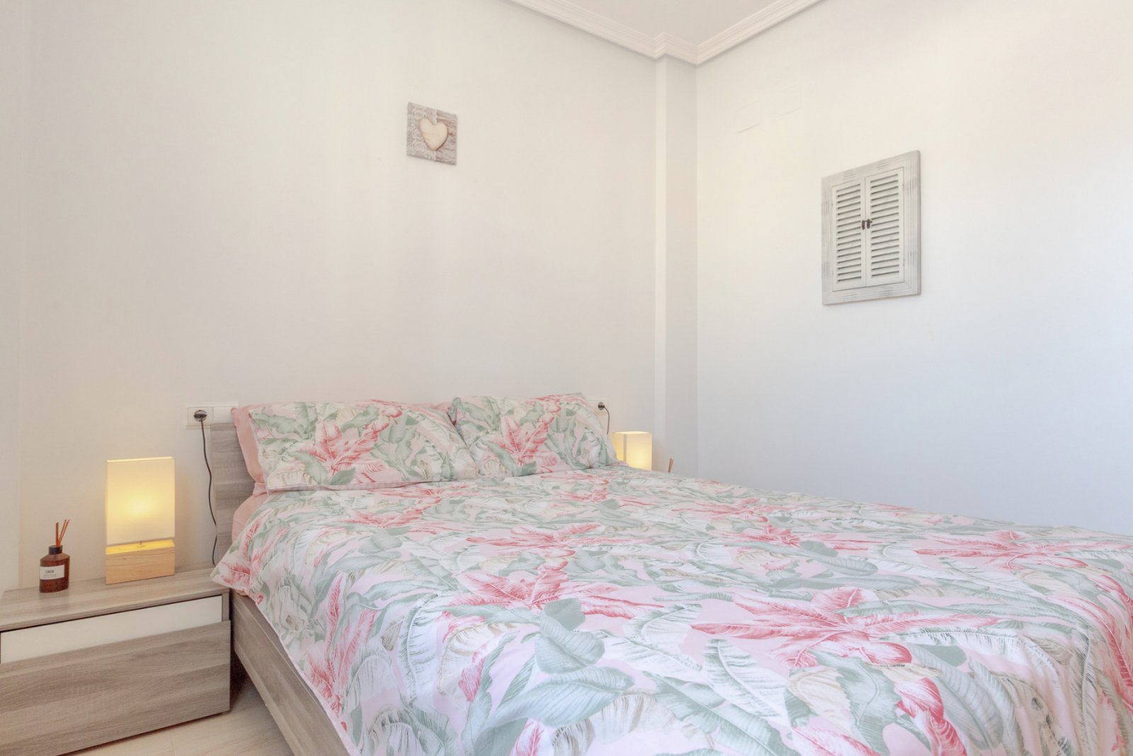 Super sonniges Reihenhaus mit zwei Ausrichtungen, gelegen in einer ruhigen und friedlichen Wohnanlage in Lomas de Cabo Roig. Die Immobilie umfasst 2