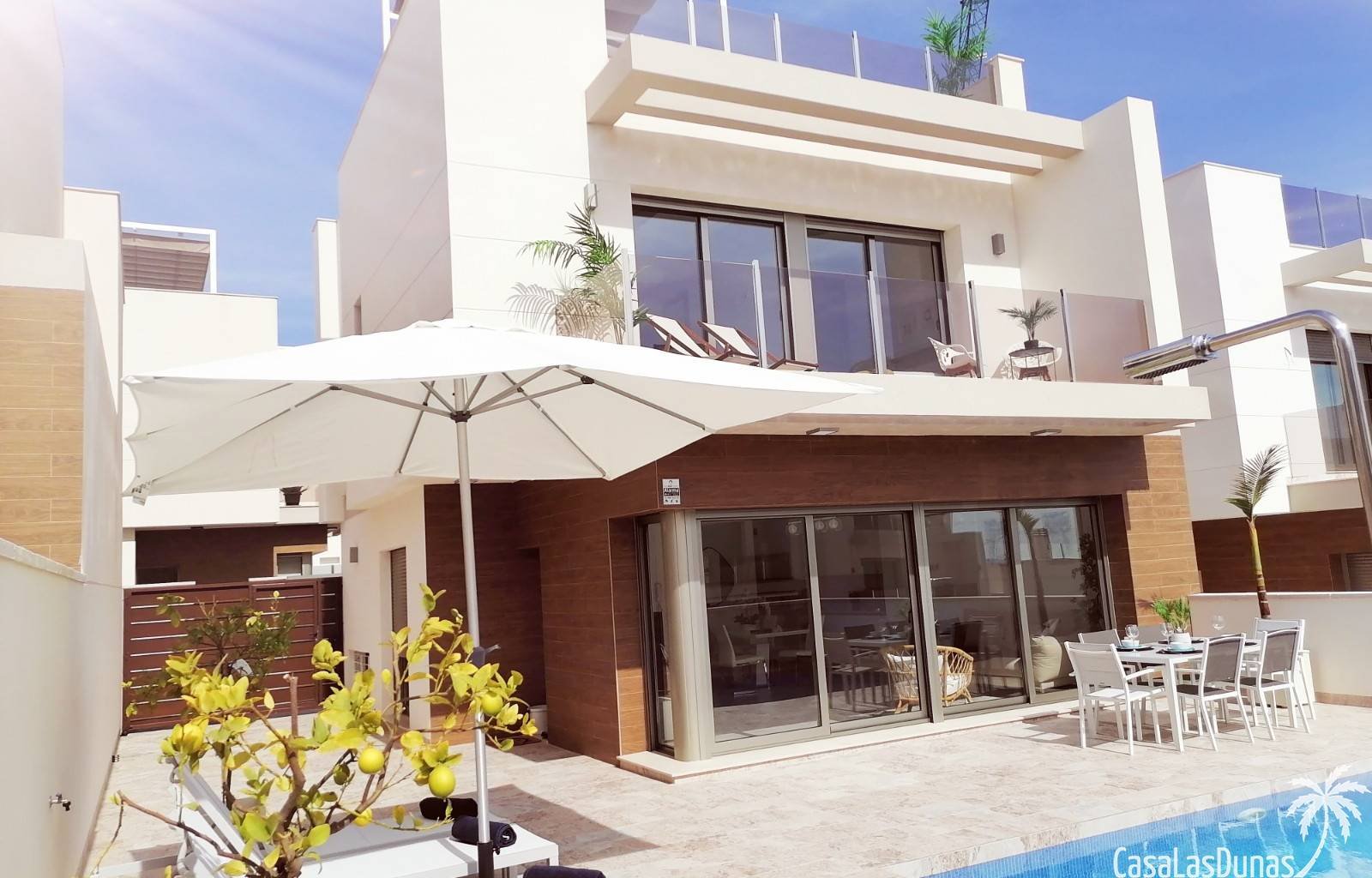 Diese elegante Villa mit 3 Schlafzimmern und 3 Bädern bietet Komfort, Privatsphäre und eine hochwertige Ausstattung. Ein Schlafzimmer und ein Badezim