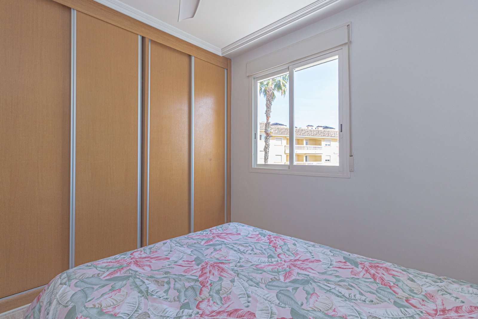 Super sonniges Reihenhaus mit zwei Ausrichtungen, gelegen in einer ruhigen und friedlichen Wohnanlage in Lomas de Cabo Roig. Die Immobilie umfasst 2