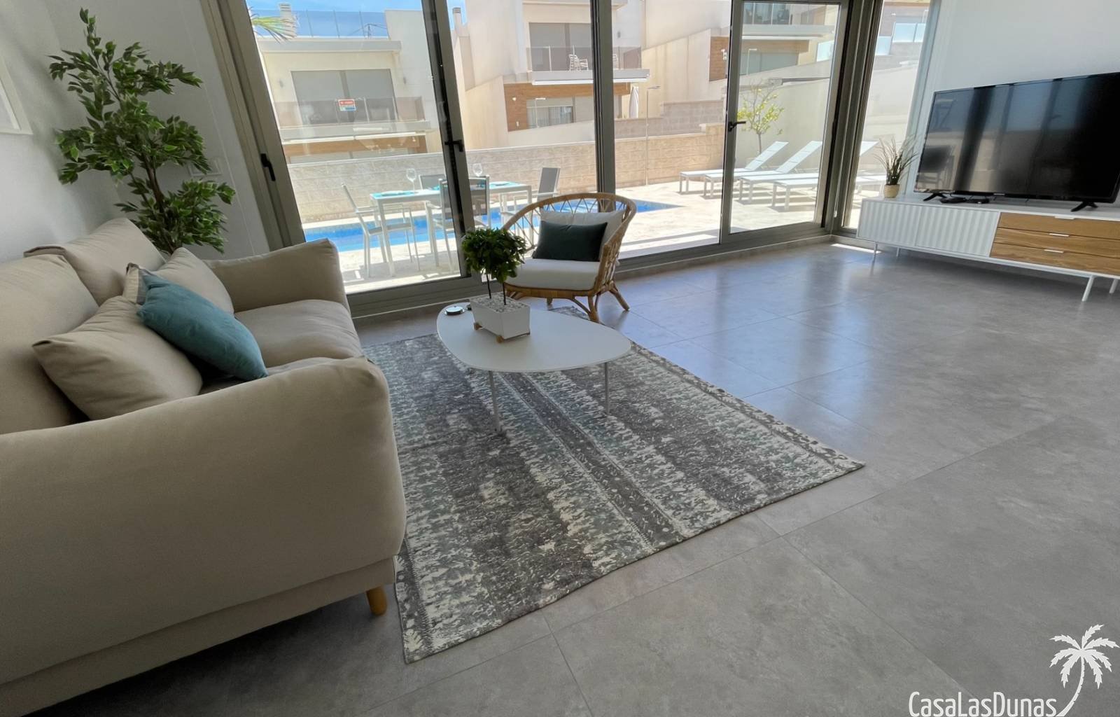 Diese elegante Villa mit 3 Schlafzimmern und 3 Bädern bietet Komfort, Privatsphäre und eine hochwertige Ausstattung. Ein Schlafzimmer und ein Badezim