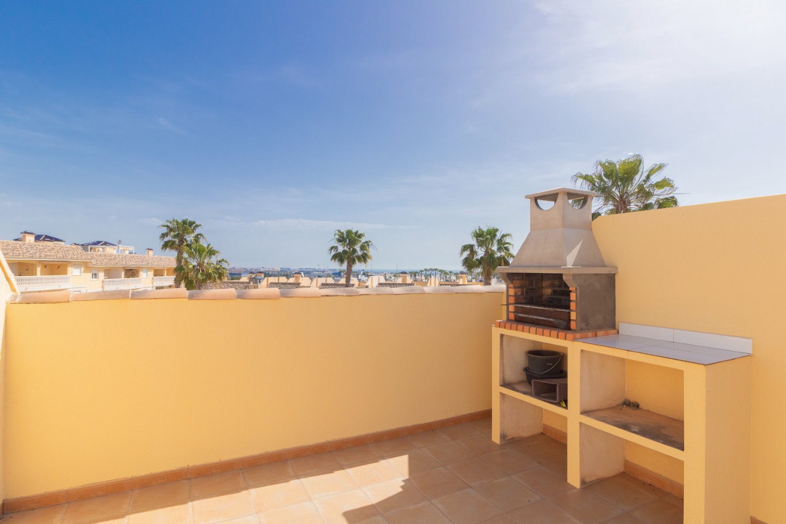Super sonniges Reihenhaus mit zwei Ausrichtungen, gelegen in einer ruhigen und friedlichen Wohnanlage in Lomas de Cabo Roig. Die Immobilie umfasst 2