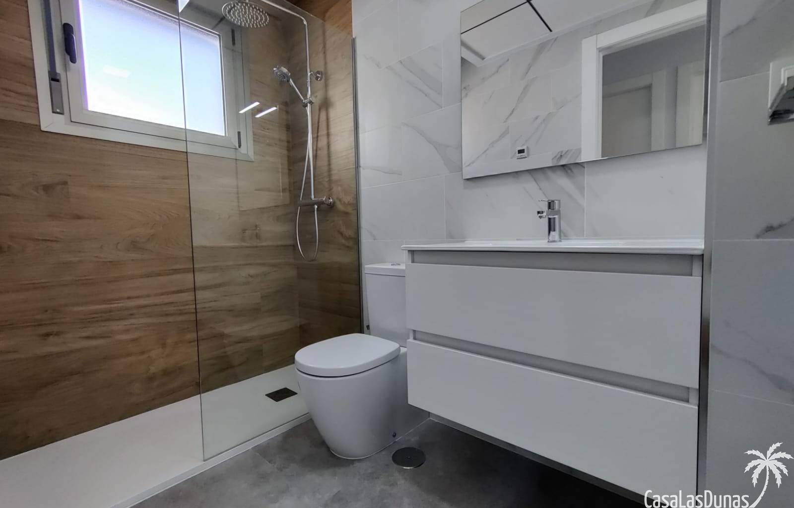 Diese elegante Villa mit 3 Schlafzimmern und 3 Bädern bietet Komfort, Privatsphäre und eine hochwertige Ausstattung. Ein Schlafzimmer und ein Badezim