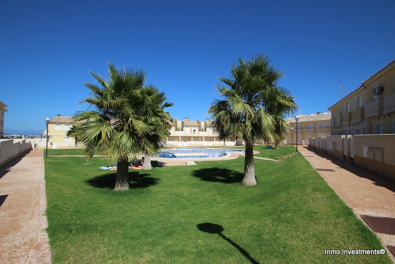 Super sonniges Reihenhaus mit zwei Ausrichtungen, gelegen in einer ruhigen und friedlichen Wohnanlage in Lomas de Cabo Roig. Die Immobilie umfasst 2