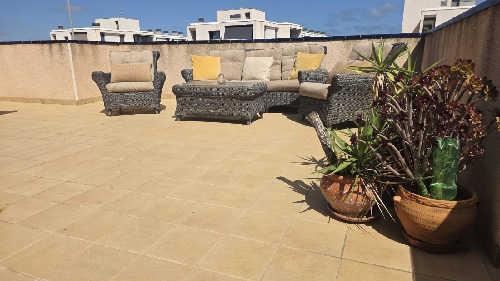 In der beliebten Wohnanlage Vista Azul in Villamartin, Orihuela Costa, bietet diese gepflegte Eck-Maisonette-Wohnung ein perfektes Gleichgewicht zwis