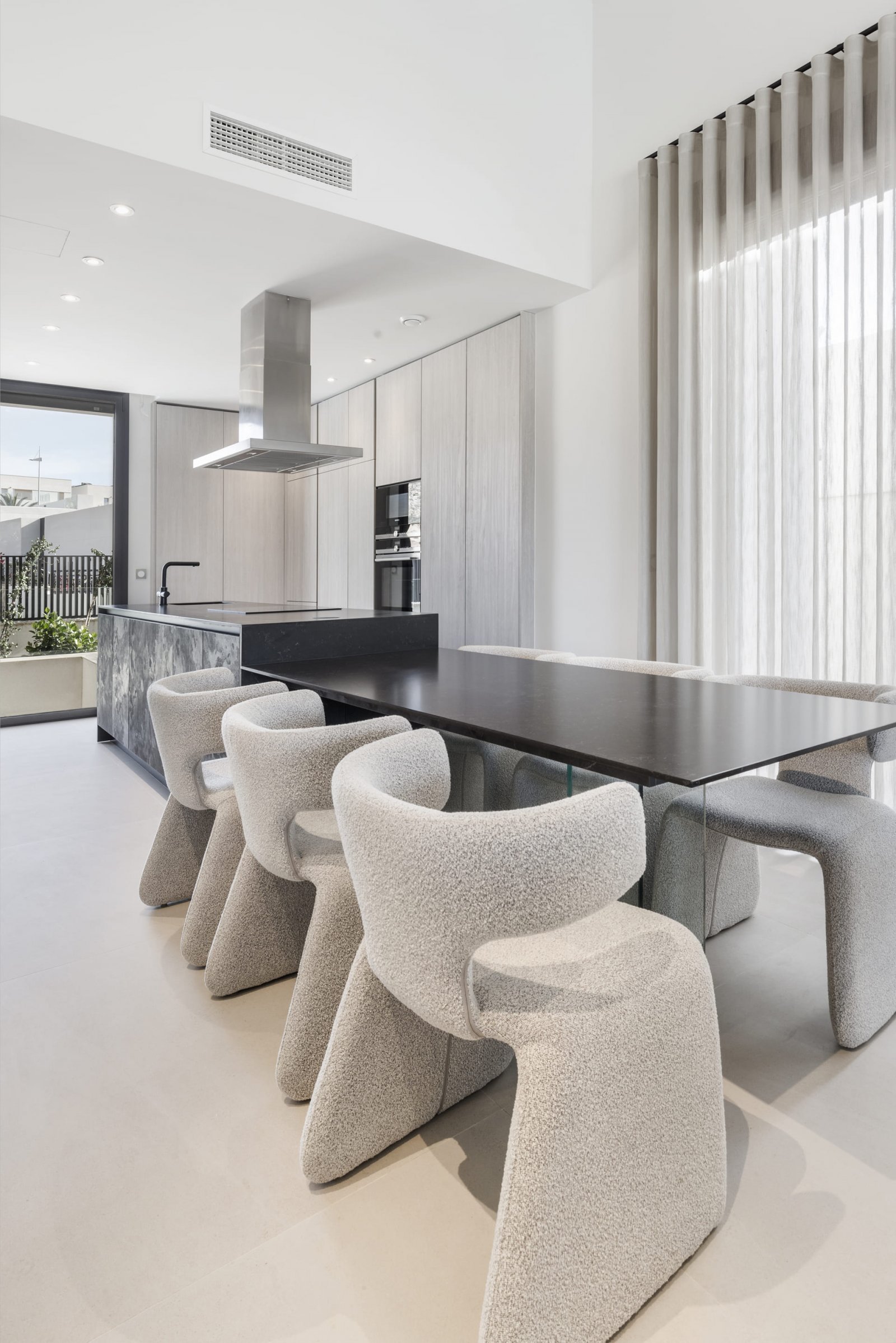 Die exklusiven Villen im prestigeträchtigen La Finca Golf bieten ein einzigartiges Wohnerlebnis. Mit insgesamt 12 Immobilien ist jede Villa darauf au