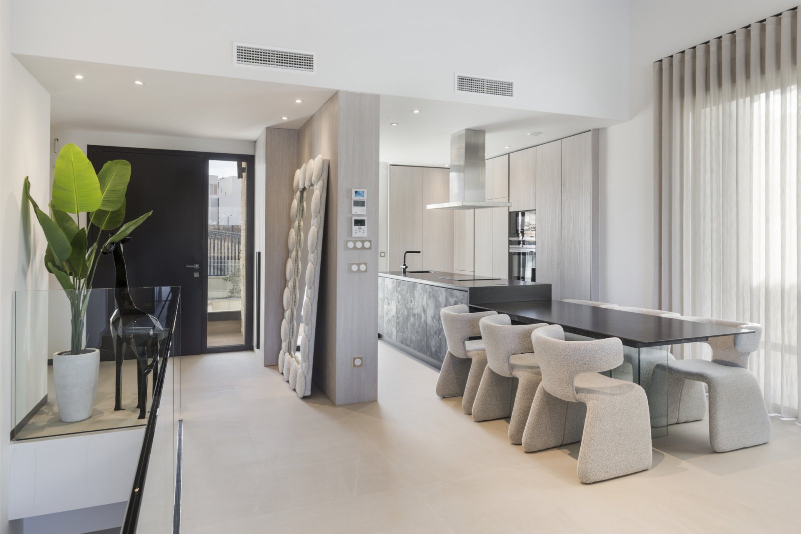 Die exklusiven Villen im prestigeträchtigen La Finca Golf bieten ein einzigartiges Wohnerlebnis. Mit insgesamt 12 Immobilien ist jede Villa darauf au