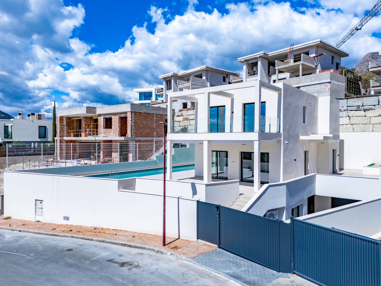 In der charmanten Stadt Finestrat gelegen, bietet diese Villa ein außergewöhnliches Wohnerlebnis. Mit Meerblick befindet sich diese Immobilie nur 5 k