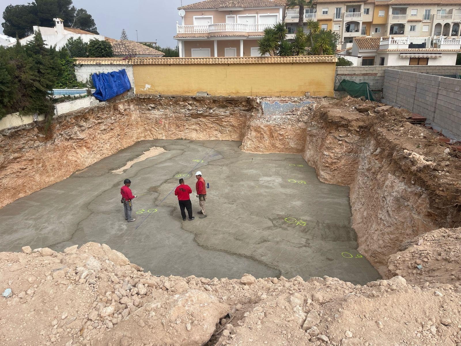   Welcome to a unique 700 square meter plot of land for sale in the prestigious area of La Zenia! This plot presents a perfect opportunity to create y