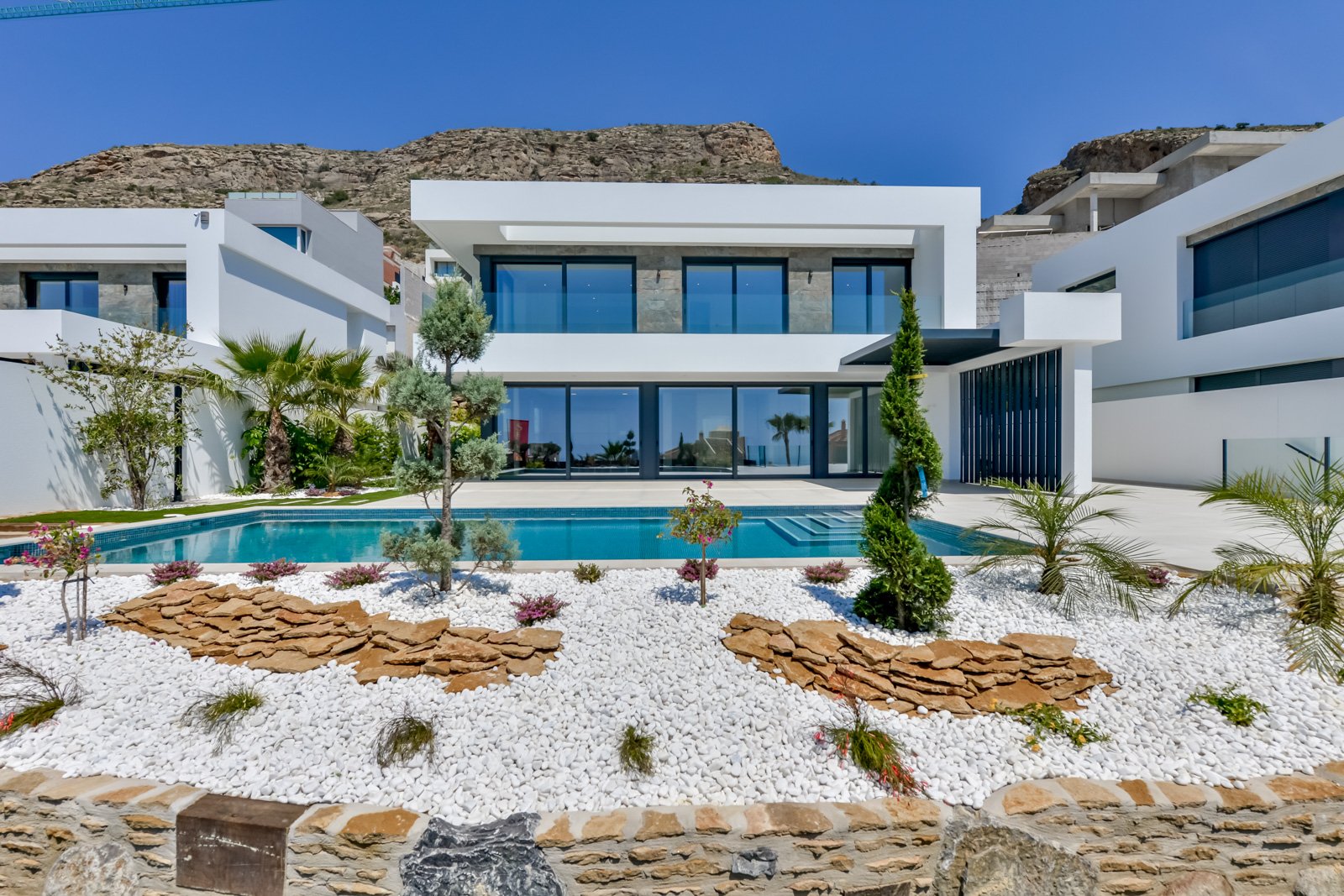 In der prestigeträchtigen Gegend von Golf Bahía gelegen, bieten diese exklusiven Villen ein unvergleichliches Wohnerlebnis. Mit nur drei verfügbaren