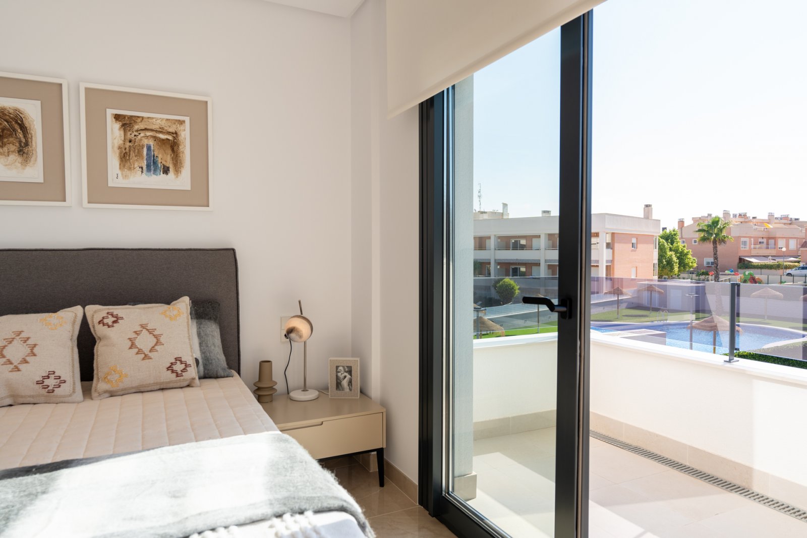 In Elche gelegen, bietet diese Wohnanlage eine exklusive Sammlung von Reihenhäusern, die für maximalen Komfort und Funktionalität entworfen wurden. J
