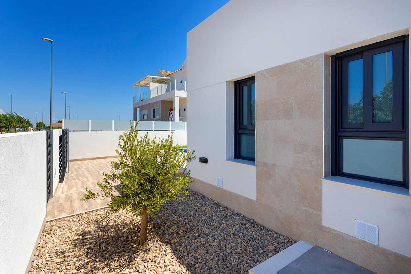 Es ist die perfekte Kombination aus einem ruhigen und komfortablen Landleben und den pulsierenden Küstengebieten der Costa Blanca. Die Anlage wurde m