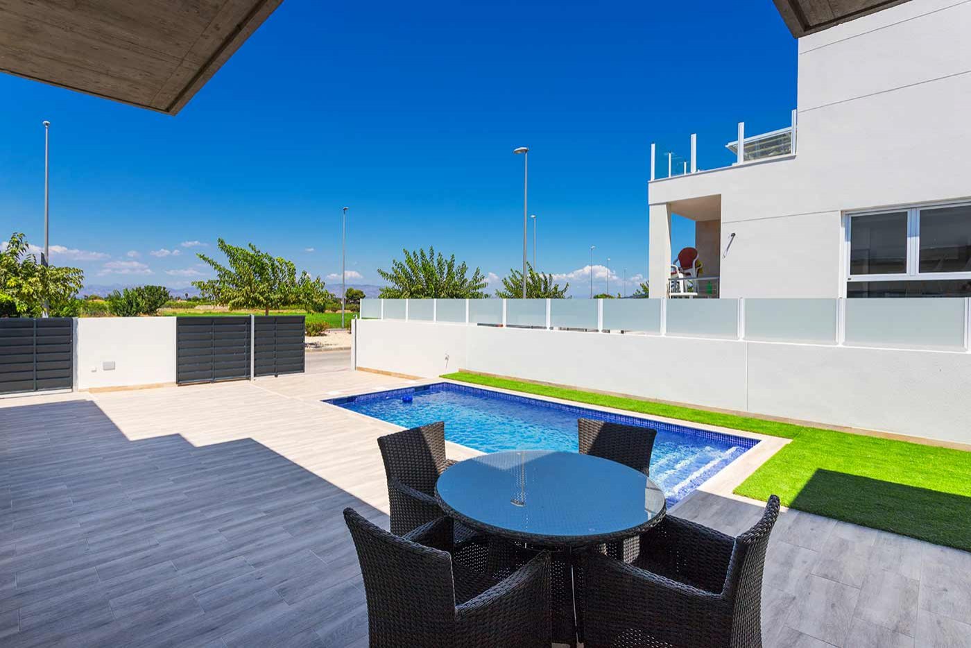 Es ist die perfekte Kombination aus einem ruhigen und komfortablen Landleben und den pulsierenden Küstengebieten der Costa Blanca. Die Anlage wurde m