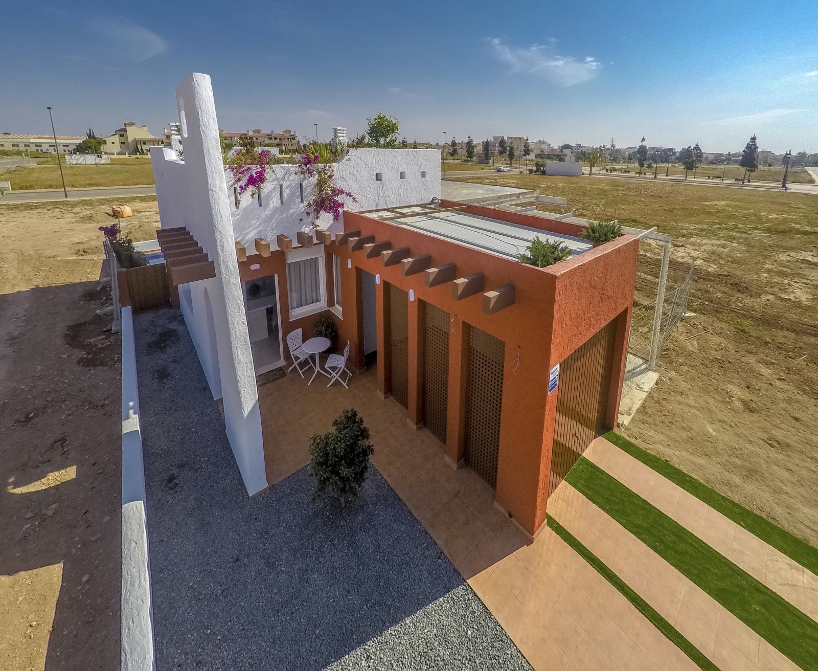 Im charmanten Ort Los Alcázares gelegen, bietet diese exklusive Wohnanlage 13 sorgfältig gestaltete Häuser, die den Bedürfnissen derjenigen gerecht w