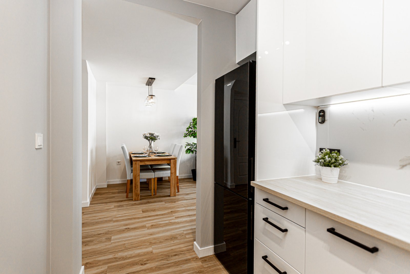 Wir präsentieren dieses wunderschöne Eckreihenhaus, das mit hochwertigen Materialien und viel Stil vollständig renoviert wurde, in der ruhigen und be