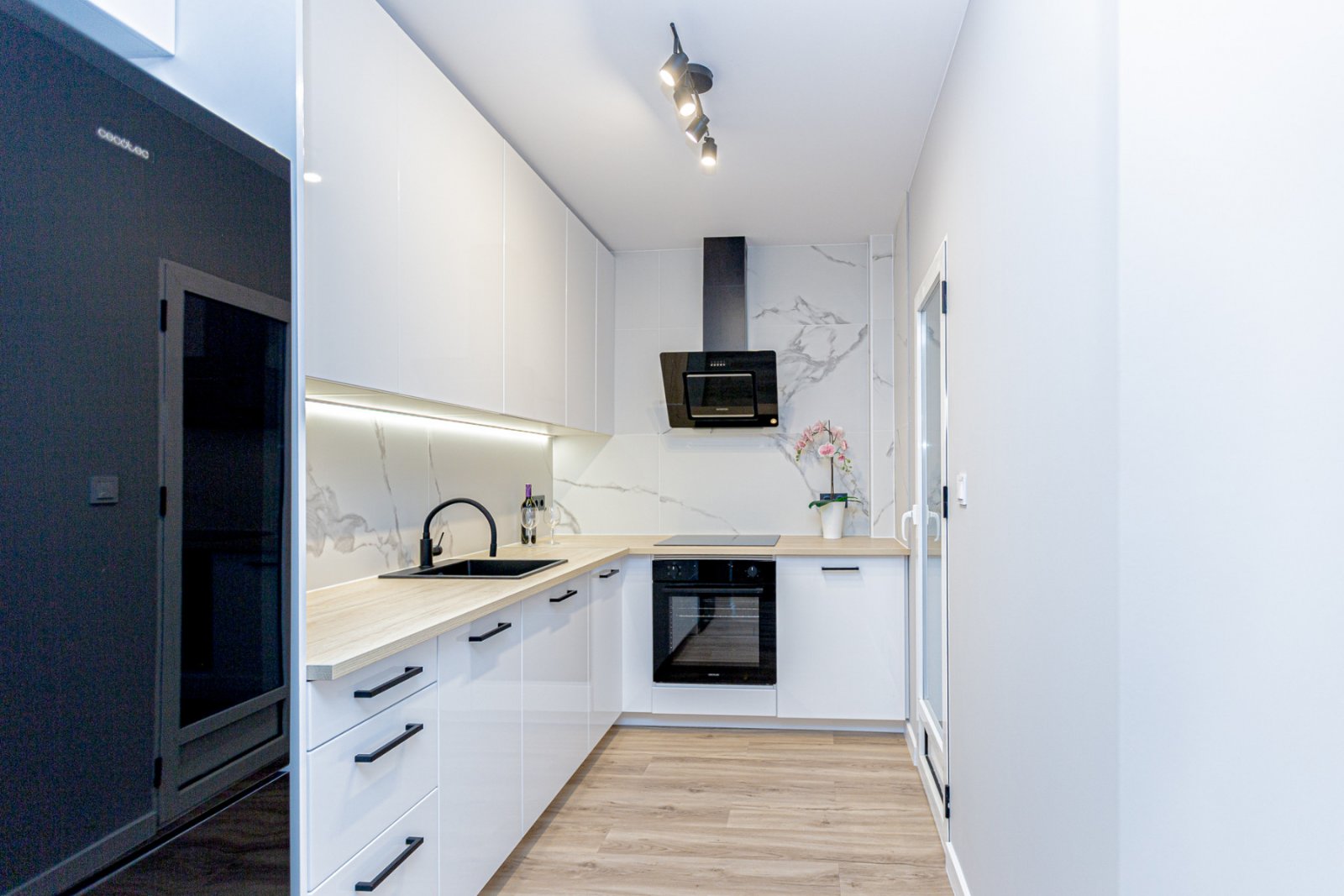 Wir präsentieren dieses wunderschöne Eckreihenhaus, das mit hochwertigen Materialien und viel Stil vollständig renoviert wurde, in der ruhigen und be