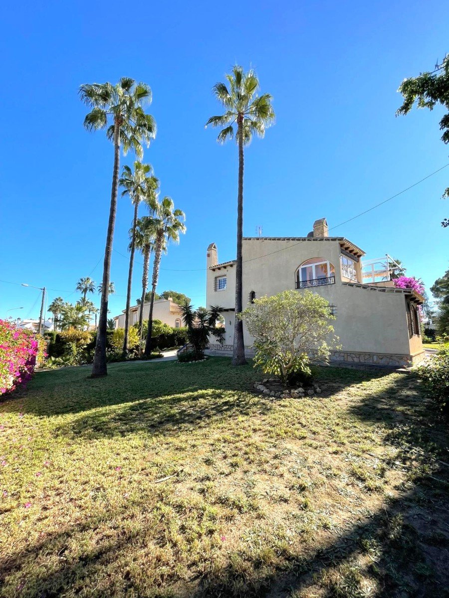 South-facing house built in 1989 with 140 m2 of built surface area under roof. Approximately 40 m2 large and very bright living room on the upper fl
