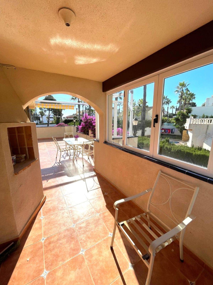 South-facing house built in 1989 with 140 m2 of built surface area under roof. Approximately 40 m2 large and very bright living room on the upper fl