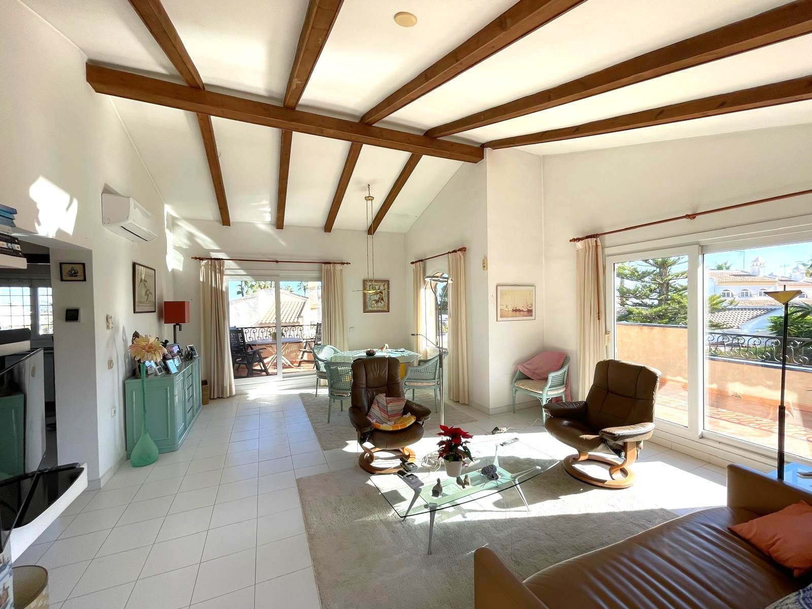 South-facing house built in 1989 with 140 m2 of built surface area under roof. Approximately 40 m2 large and very bright living room on the upper fl