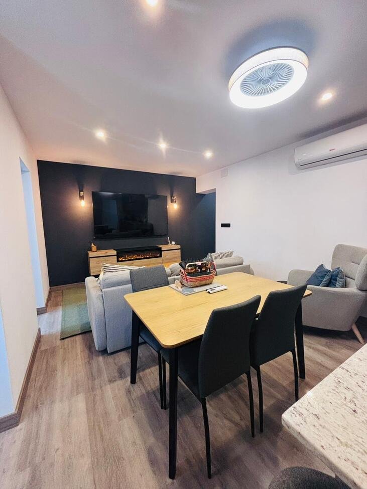 Located in the heart of the vibrant town of San Miguel de Salinas in the beautiful Alicante Province, this fully renovated four-bedroom townhouse of