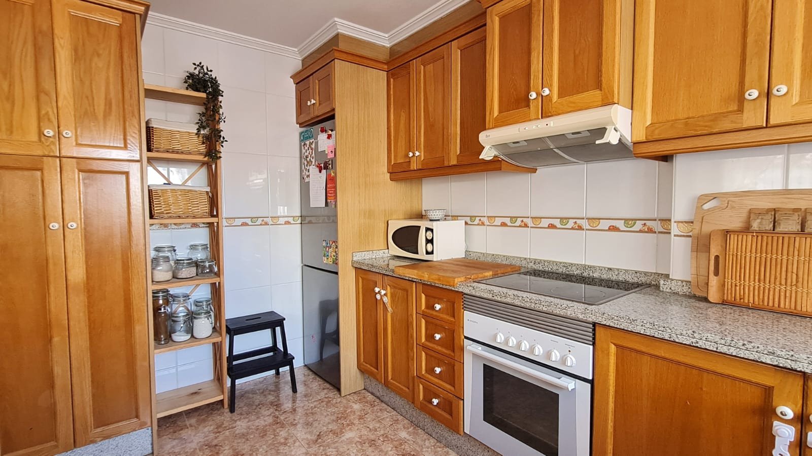  In der beliebten Wohnanlage Vista Azul in Villamartin, Orihuela Costa, bietet diese gepflegte Eck-Maisonette-Wohnung ein perfektes Gleichgewicht zwis