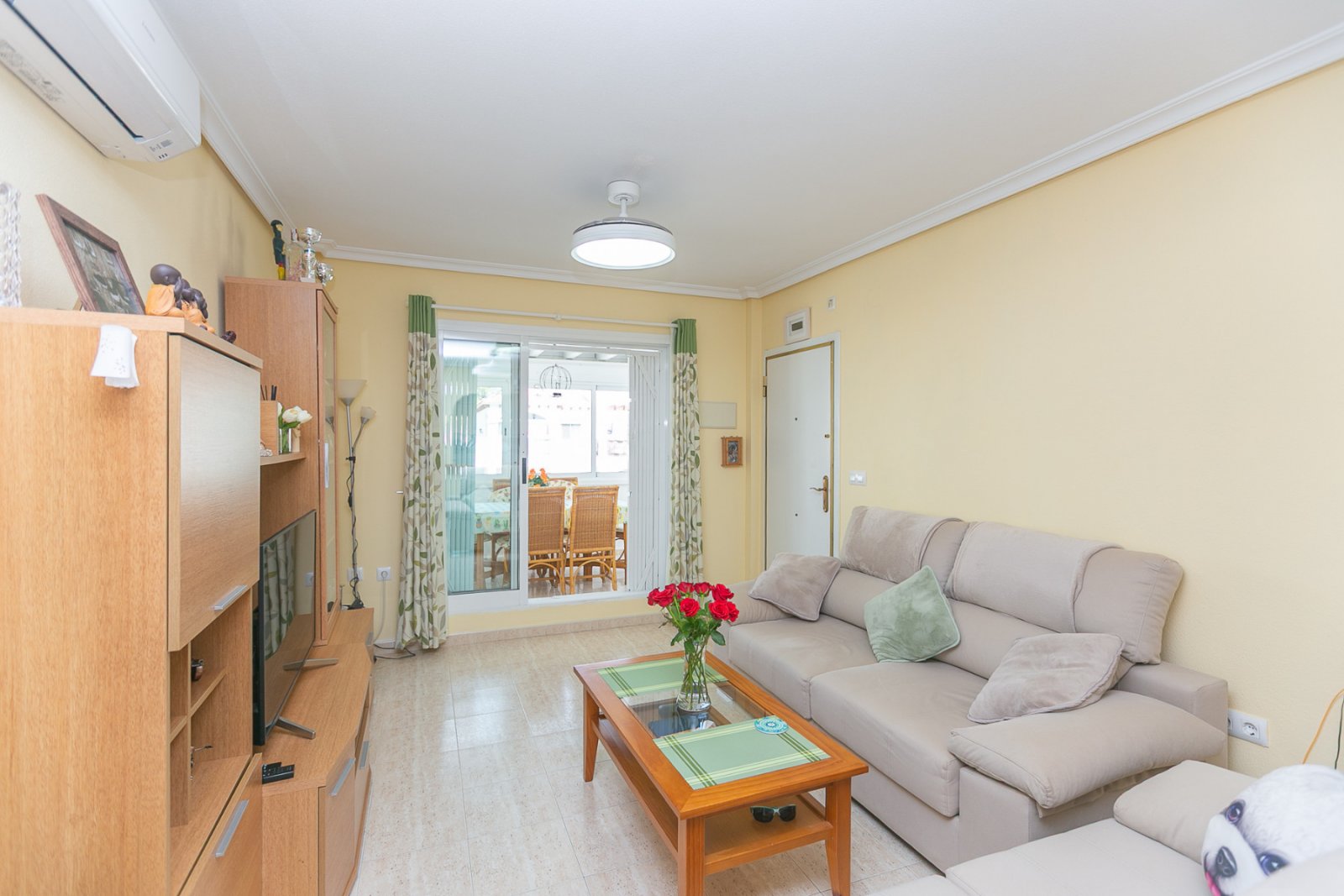 Wir präsentieren Ihnen dieses fantastische Bungalow in der obersten Etage im exklusiven, geschlossenen Wohnkomplex Zeniamar III, einer der gefragtest