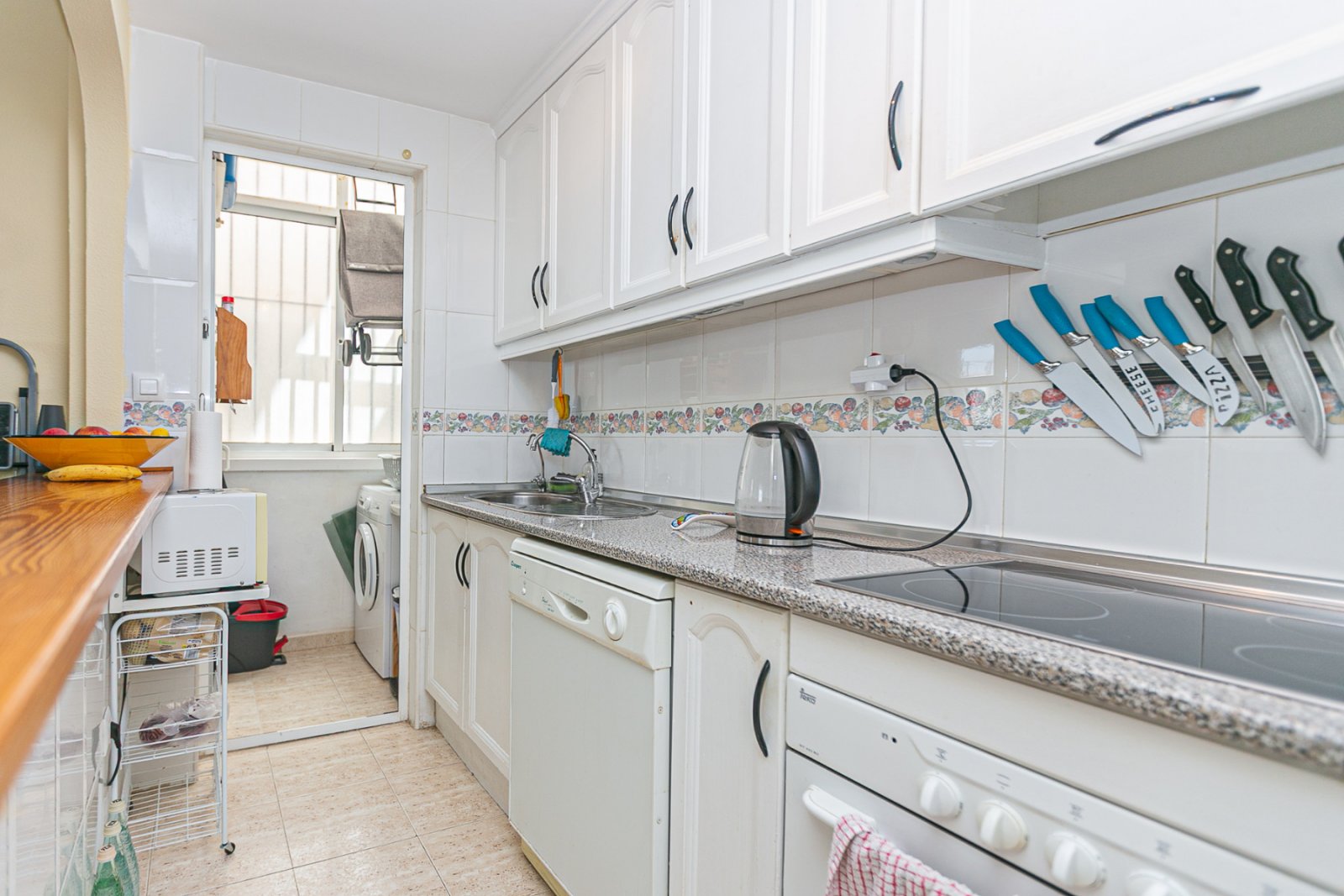 Wir präsentieren Ihnen dieses fantastische Bungalow in der obersten Etage im exklusiven, geschlossenen Wohnkomplex Zeniamar III, einer der gefragtest