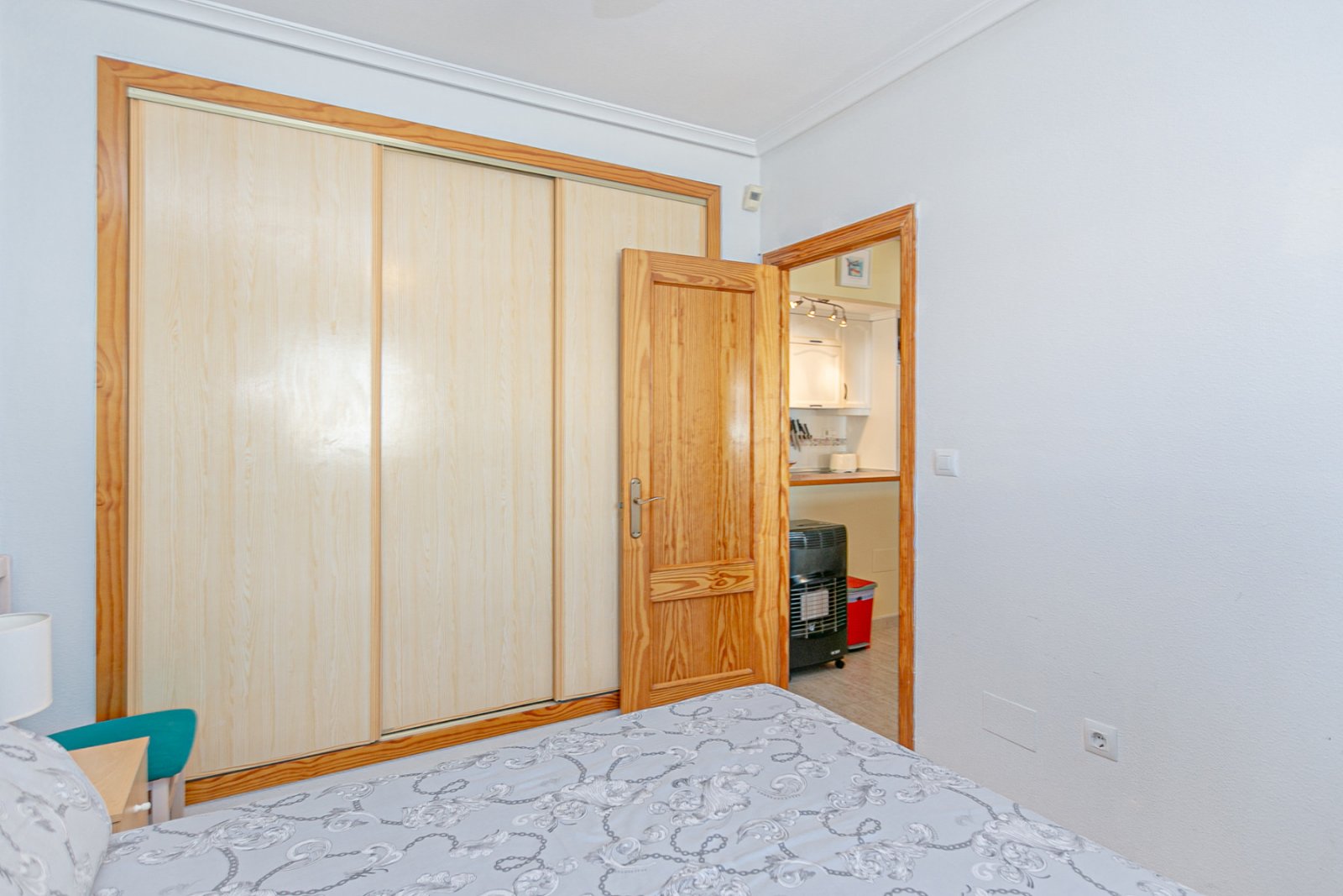 Wir präsentieren Ihnen dieses fantastische Bungalow in der obersten Etage im exklusiven, geschlossenen Wohnkomplex Zeniamar III, einer der gefragtest