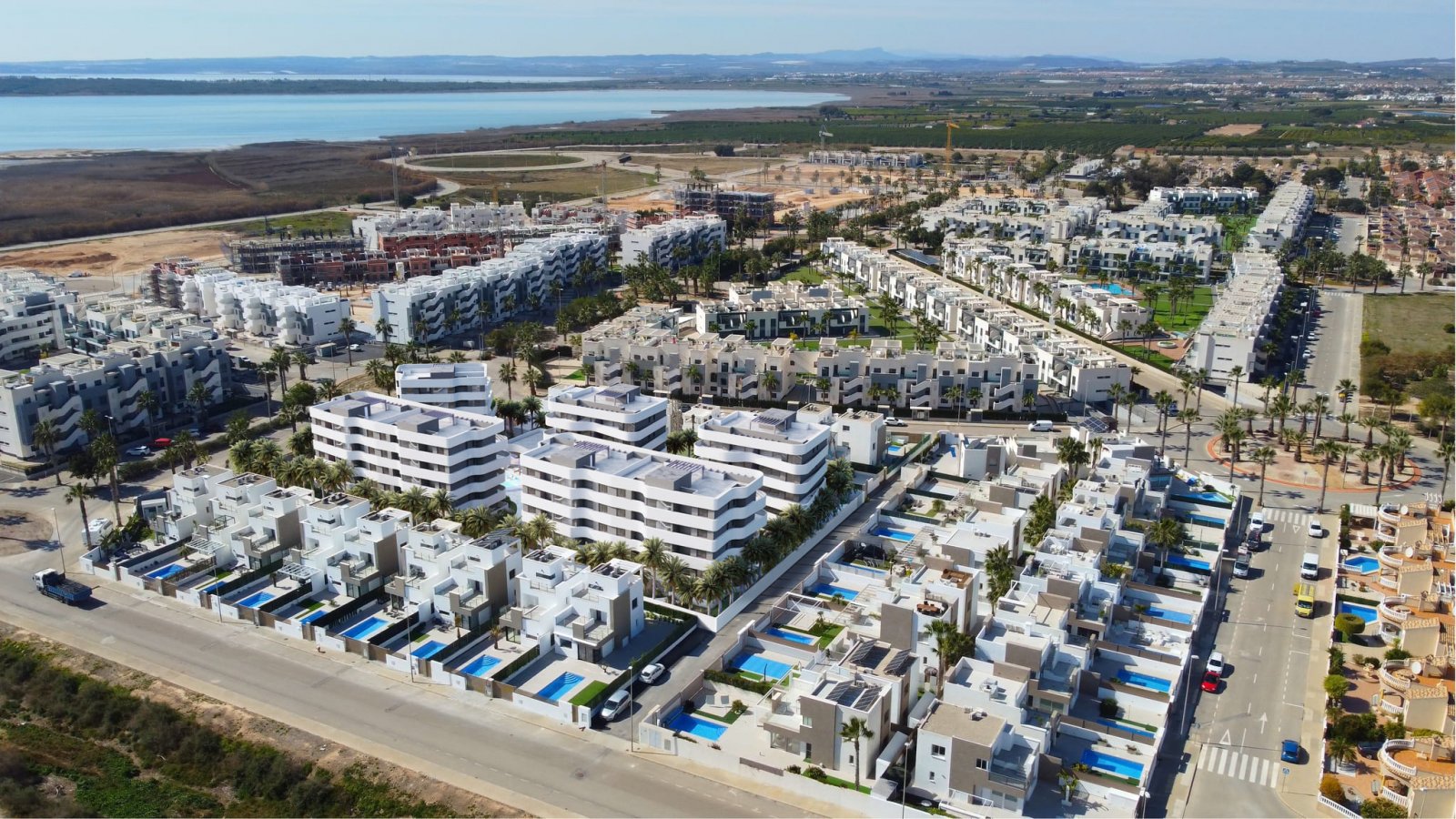 In der charmanten Stadt Guardamar del Segura gelegen, bietet diese exklusive Wohnresidenz eine Auswahl von 26 Immobilien, darunter Apartments, Erdges
