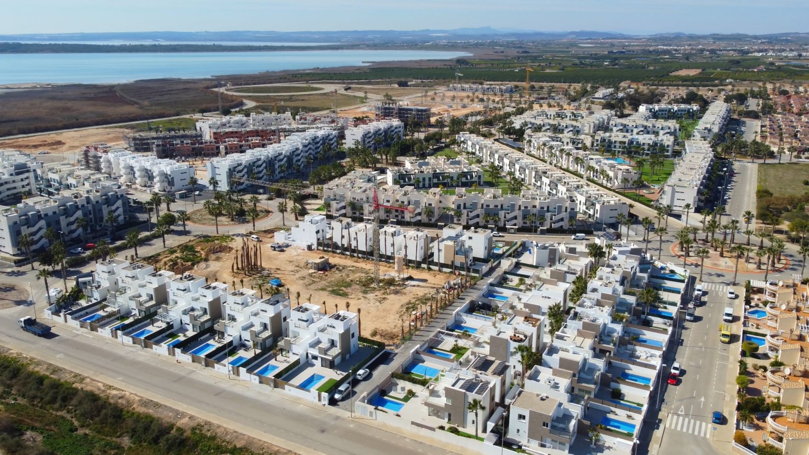 In der charmanten Stadt Guardamar del Segura gelegen, bietet diese exklusive Wohnresidenz eine Auswahl von 26 Immobilien, darunter Apartments, Erdges