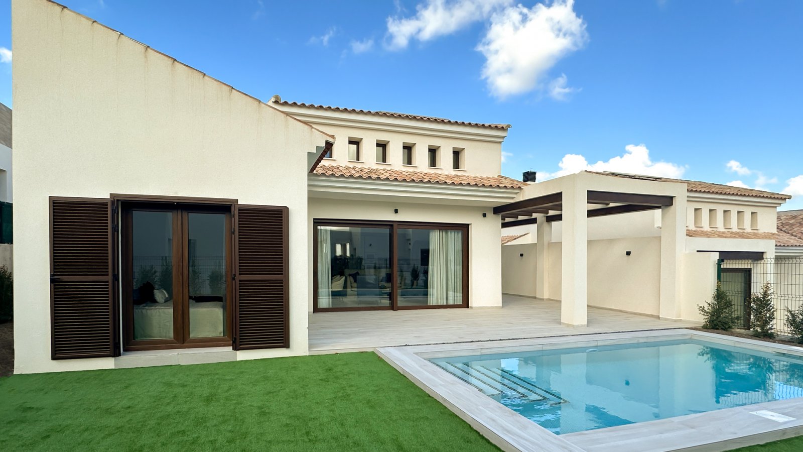 In der prestigeträchtigen Umgebung von La Finca Golf gelegen, bietet diese Wohnanlage eine Auswahl von 14 Immobilien, darunter freistehende Villen, B