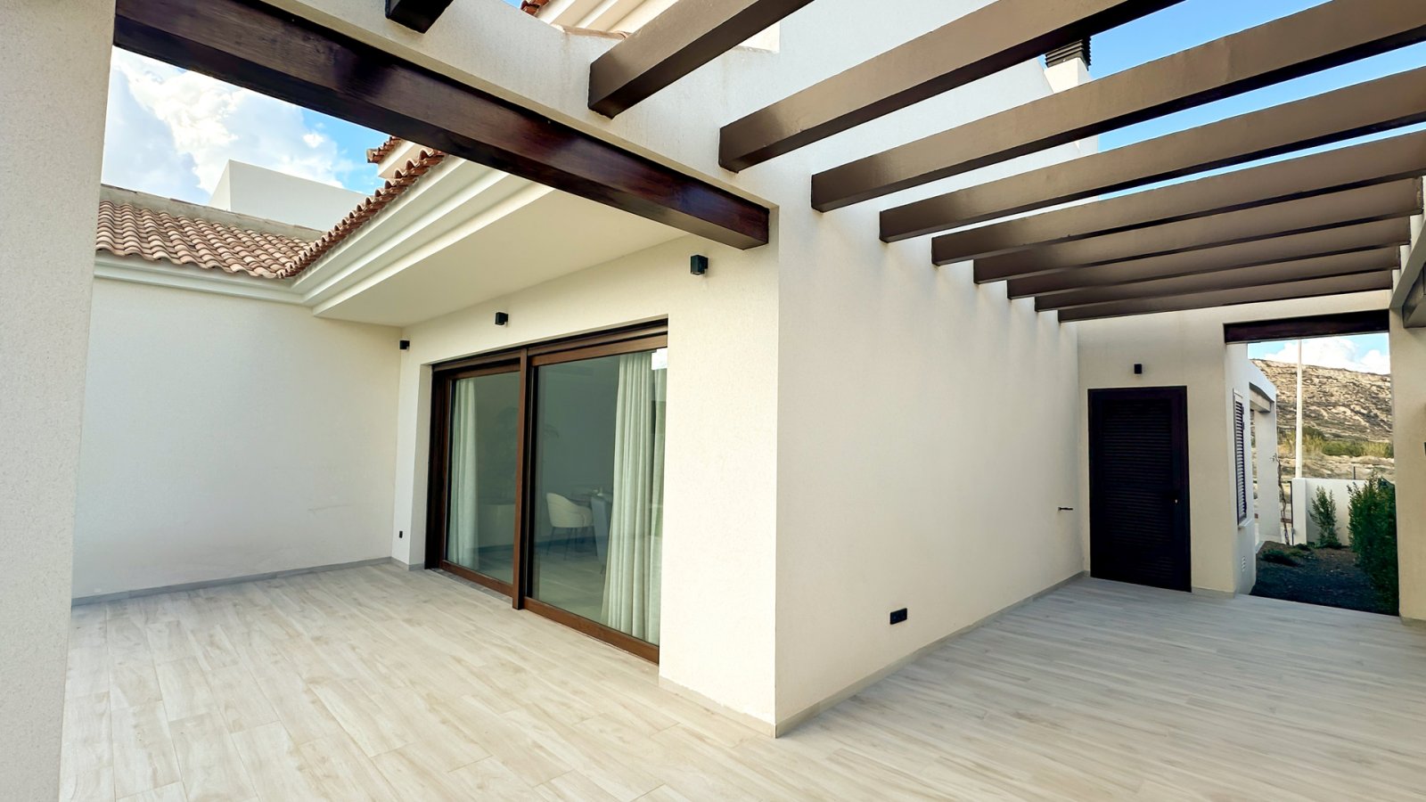 In der prestigeträchtigen Umgebung von La Finca Golf gelegen, bietet diese Wohnanlage eine Auswahl von 14 Immobilien, darunter freistehende Villen, B