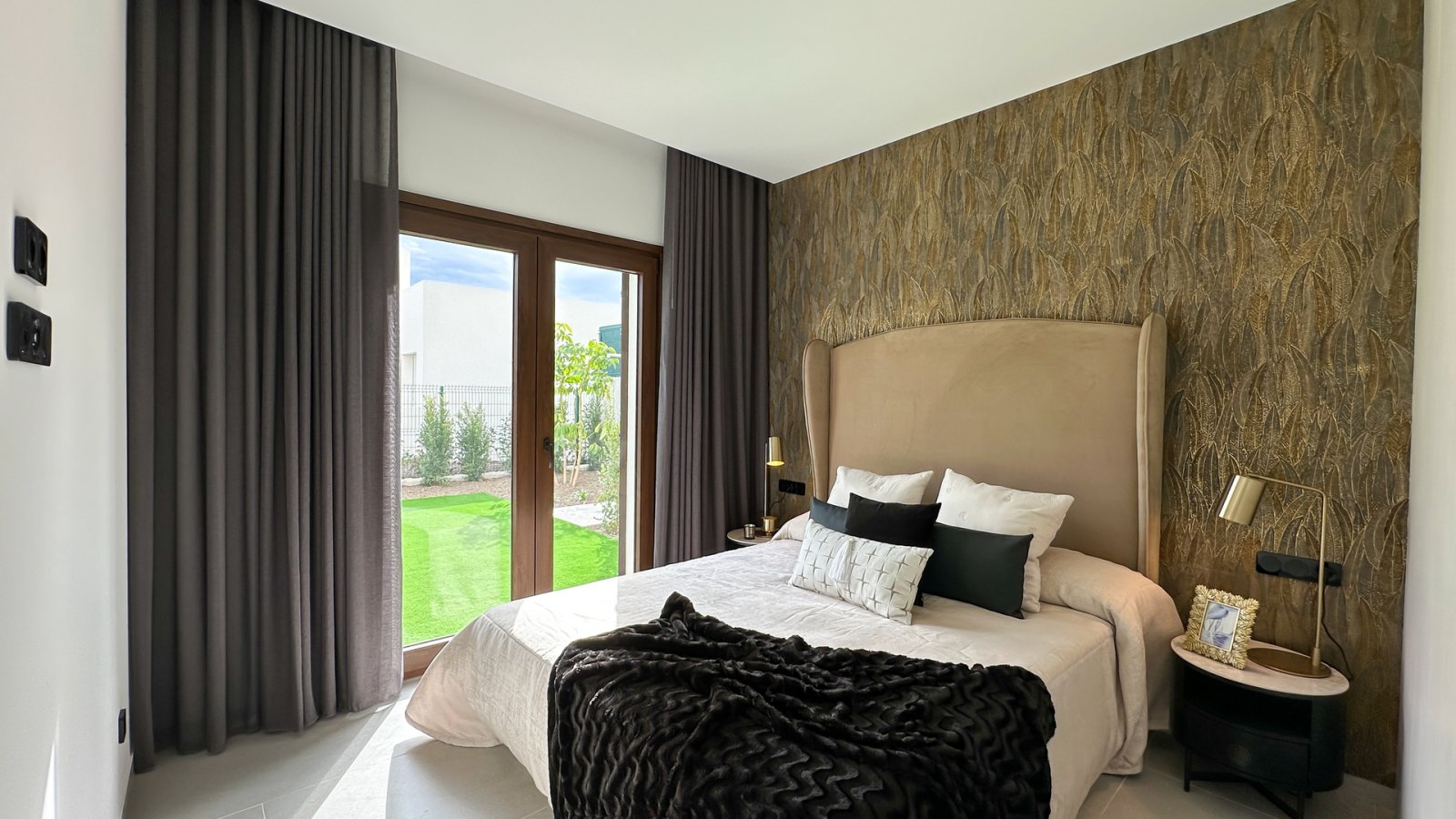 In der prestigeträchtigen Umgebung von La Finca Golf gelegen, bietet diese Wohnanlage eine Auswahl von 14 Immobilien, darunter freistehende Villen, B