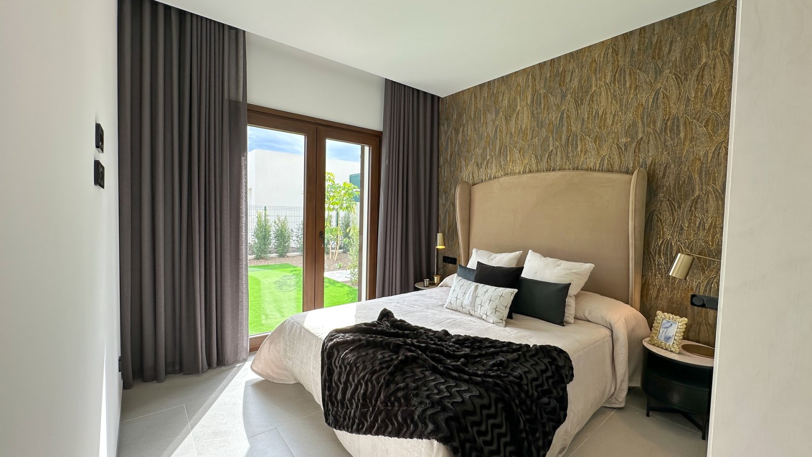 In der prestigeträchtigen Umgebung von La Finca Golf gelegen, bietet diese Wohnanlage eine Auswahl von 14 Immobilien, darunter freistehende Villen, B