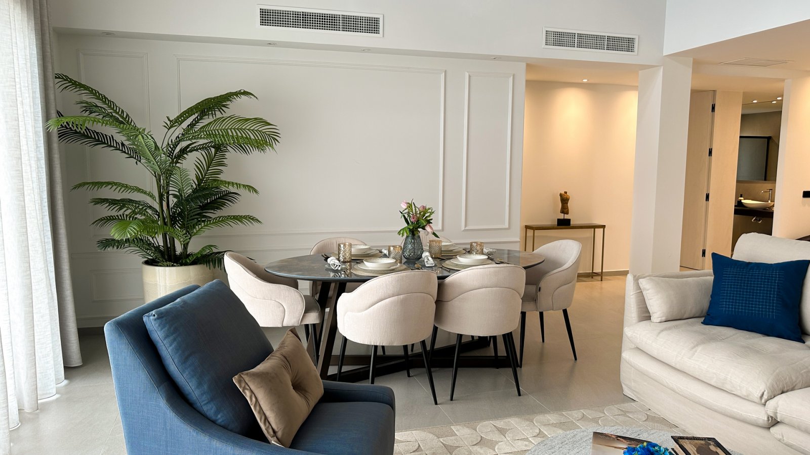 In der prestigeträchtigen Umgebung von La Finca Golf gelegen, bietet diese Wohnanlage eine Auswahl von 14 Immobilien, darunter freistehende Villen, B