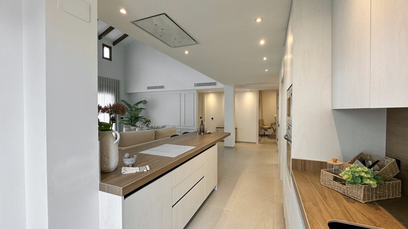 In der prestigeträchtigen Umgebung von La Finca Golf gelegen, bietet diese Wohnanlage eine Auswahl von 14 Immobilien, darunter freistehende Villen, B