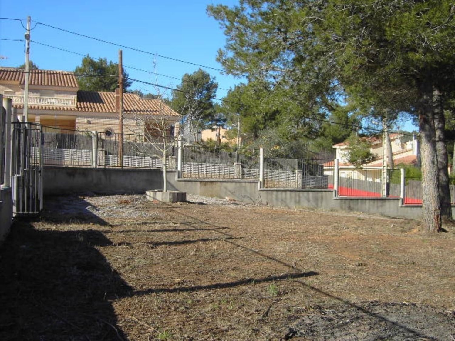 Olivella: Sch&ouml;nes, flaches Grundst&uuml;ck von 1242 m2, bereits eingez&auml;unt und bereit f&uuml;r den Bau Ihres Traumhauses.\Gelegen im Garraf-P 