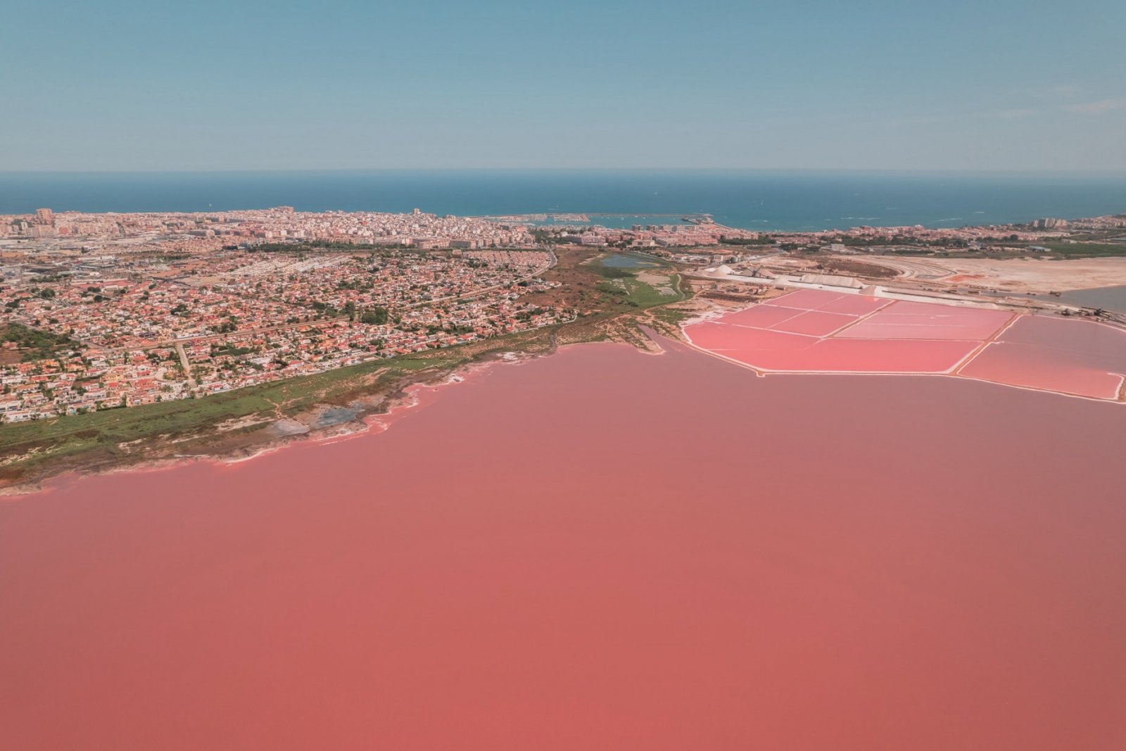 In der charmanten Stadt Torrevieja gelegen, bieten diese Bungalows eine ideale Umgebung für diejenigen, die ein komfortables und modernes Zuhause suc