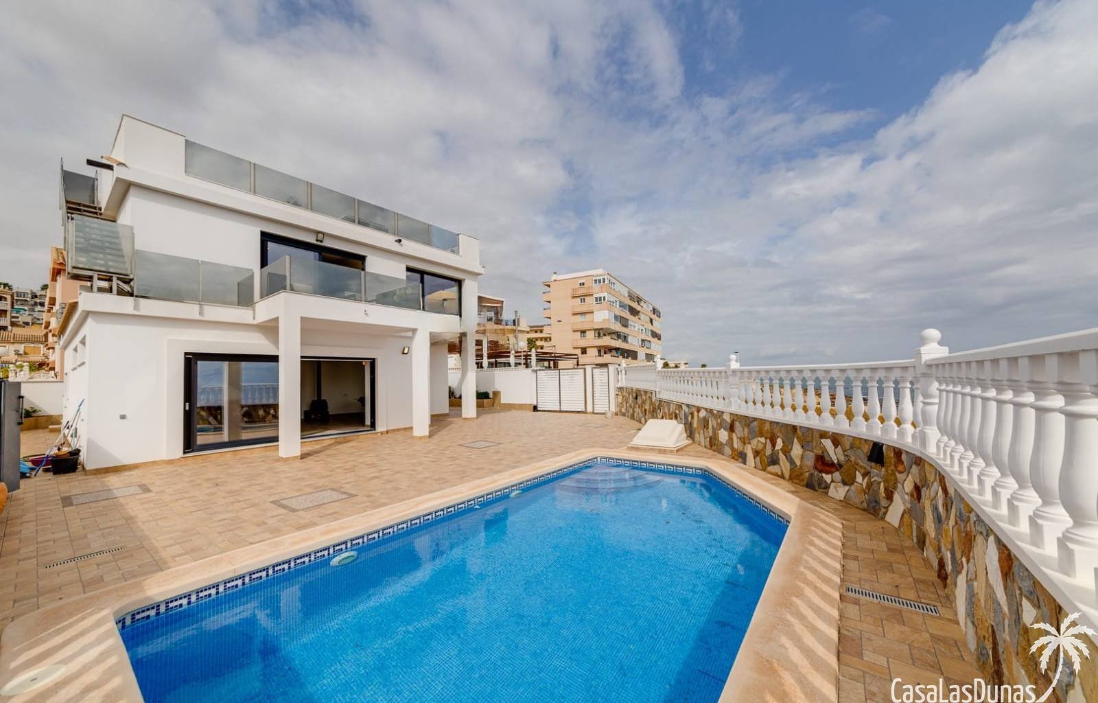 Torrevieja:  Im sonnigen Torrevieja gibt es eine einzigartige Villa mit Meerblick. Die Villa wurde komplett renoviert und verfügt sowohl innen als auch außen über 