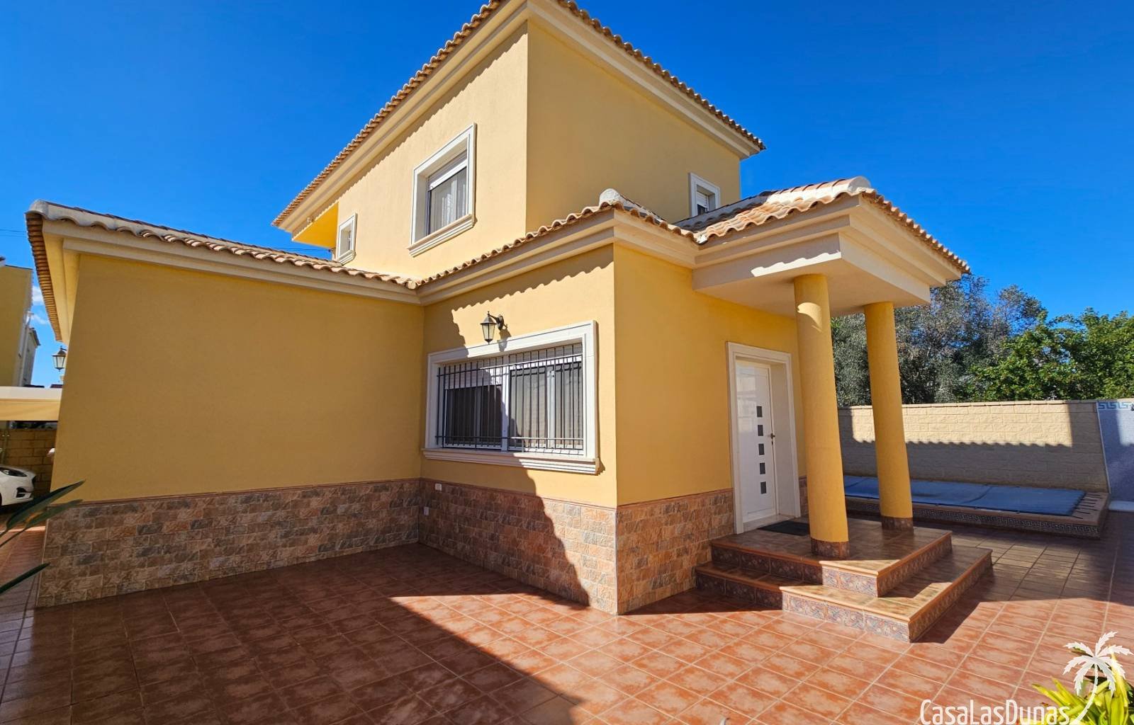  Diese freistehende Villa in exzellentem Zustand befindet sich im Wohngebiet La Marina. Das Anwesen liegt auf einem 316 m² großen Grundstück und biete