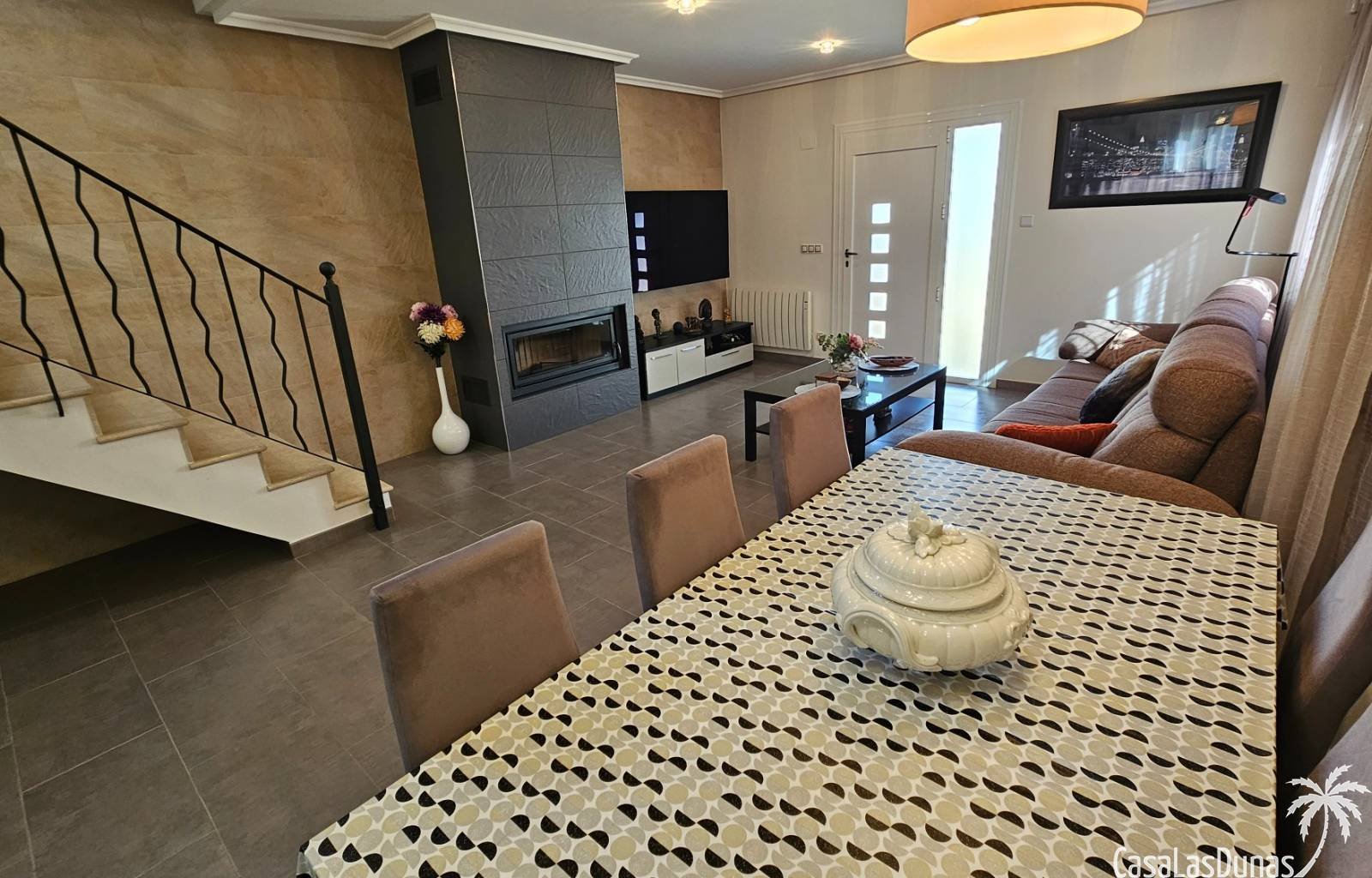  Diese freistehende Villa in exzellentem Zustand befindet sich im Wohngebiet La Marina. Das Anwesen liegt auf einem 316 m² großen Grundstück und biete