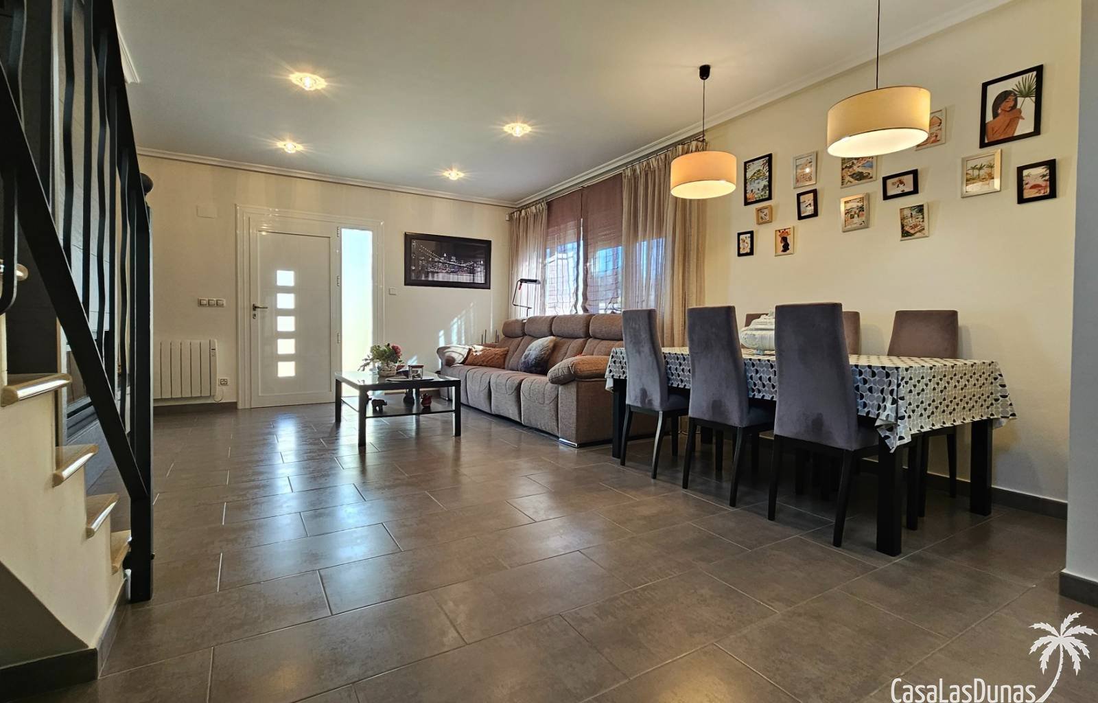  Diese freistehende Villa in exzellentem Zustand befindet sich im Wohngebiet La Marina. Das Anwesen liegt auf einem 316 m² großen Grundstück und biete