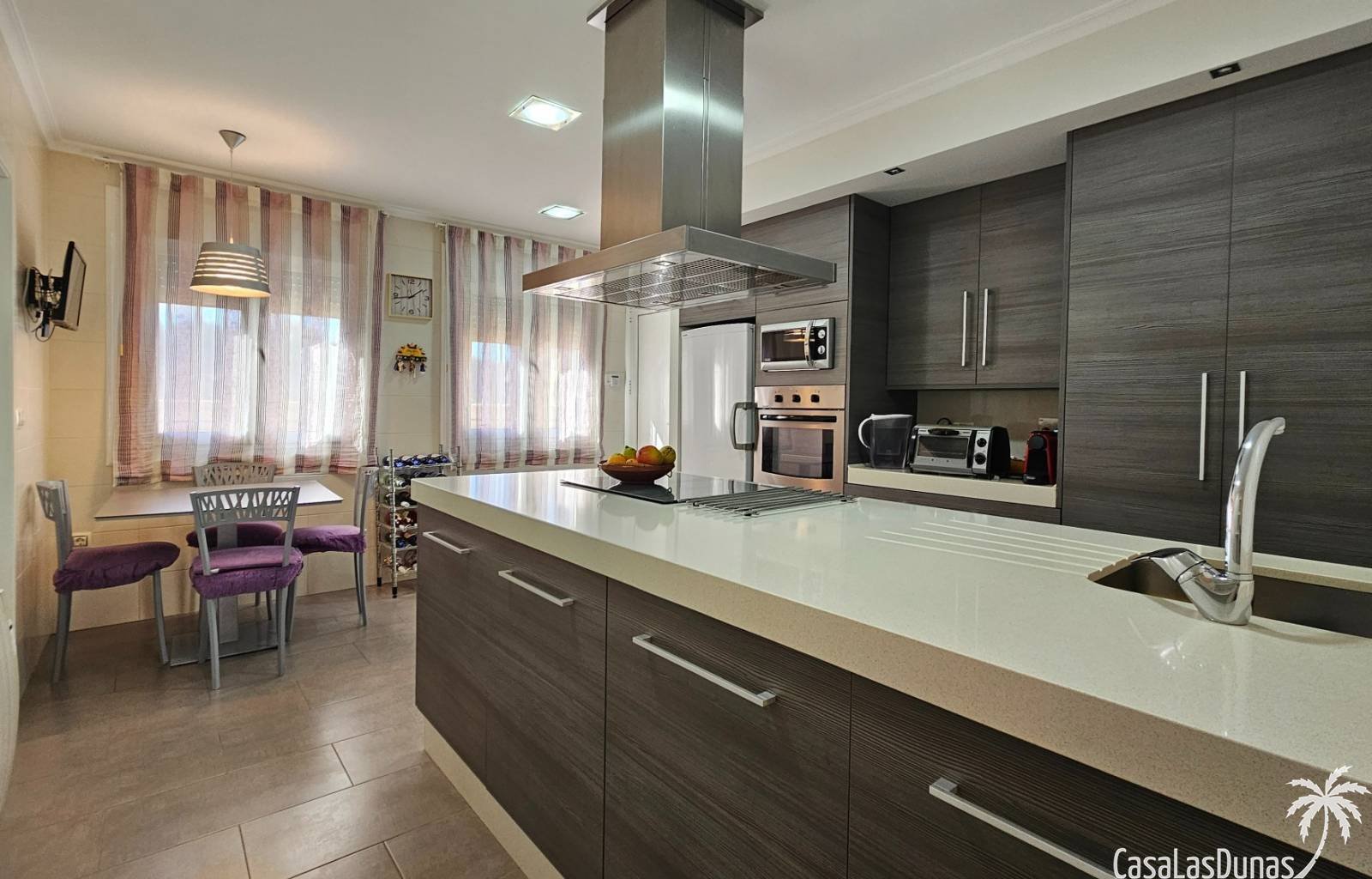  Diese freistehende Villa in exzellentem Zustand befindet sich im Wohngebiet La Marina. Das Anwesen liegt auf einem 316 m² großen Grundstück und biete