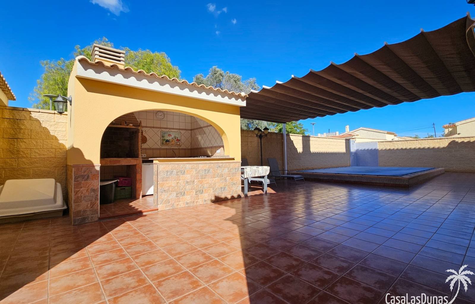  Diese freistehende Villa in exzellentem Zustand befindet sich im Wohngebiet La Marina. Das Anwesen liegt auf einem 316 m² großen Grundstück und biete