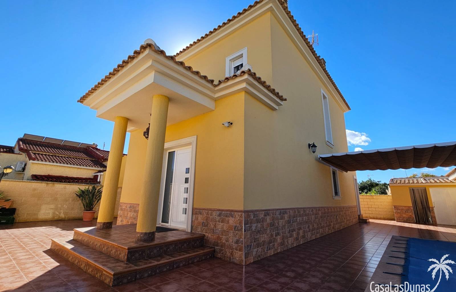  Diese freistehende Villa in exzellentem Zustand befindet sich im Wohngebiet La Marina. Das Anwesen liegt auf einem 316 m² großen Grundstück und biete